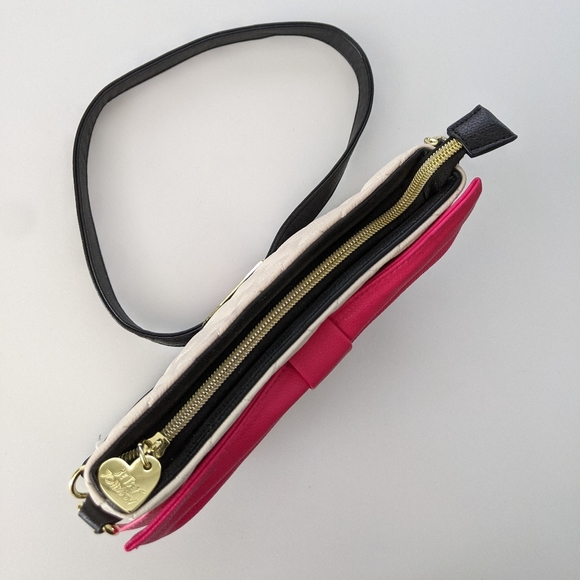 Betsey Johnson Barbie Pink Bow Front White Quilted Crossbody Bag - Picture 6 of 10